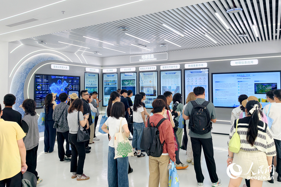 采风团在位于厦门软件园三期内的中科星图东南总部参观。人民网记者 陈博摄