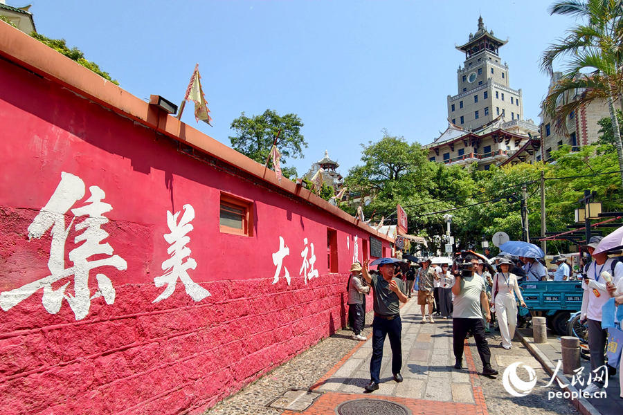 漫步于历史悠久的集美大社中，在街头巷尾体验闽南古早烟火气。人民网记者 陈博摄