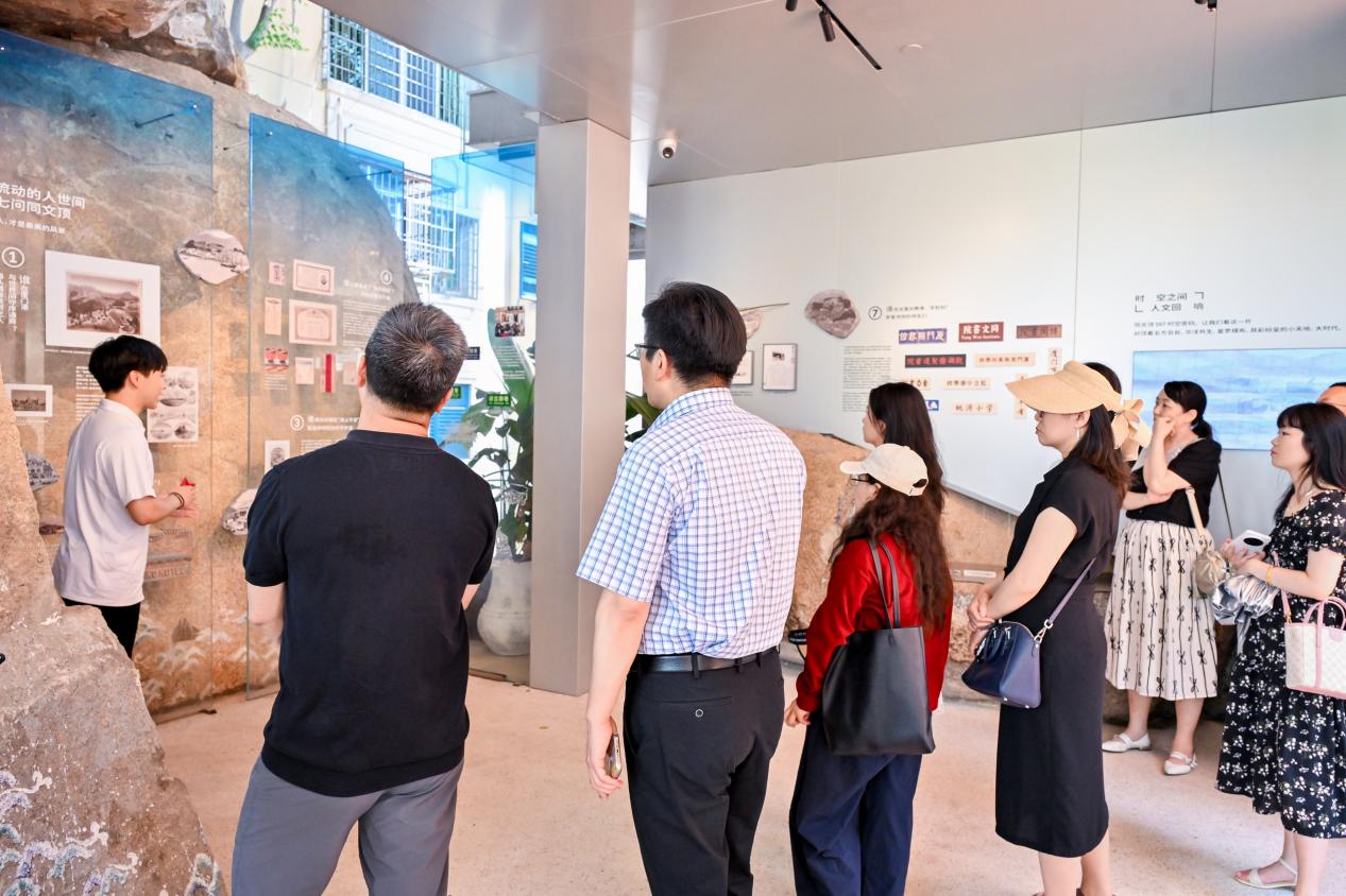 媒体团参观厦门首个“带现状建筑物和风貌保护要求出让”的城市更新项目。