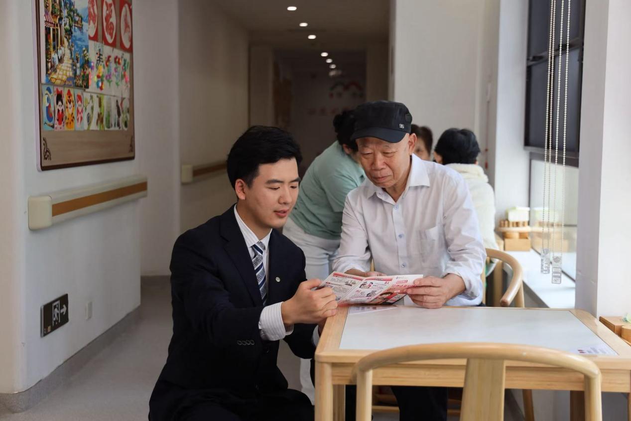 中国银行福建省分行工作人员通过上门走访、暖心宣讲等方式，细心服务侨胞侨眷，传递金融温度。中国银行福建省分行供图