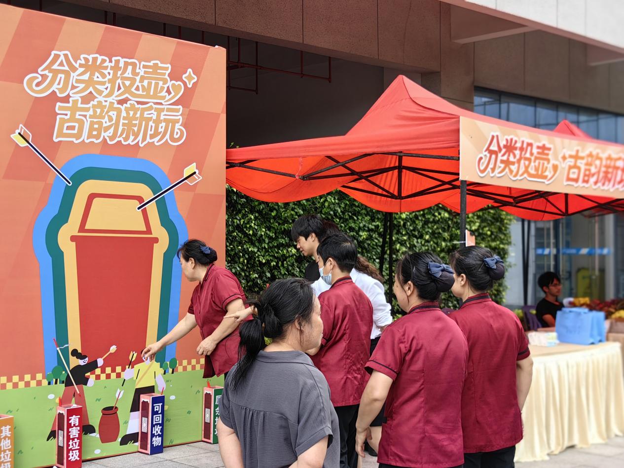 職工參與“分類投壺”挑戰。主辦方供圖