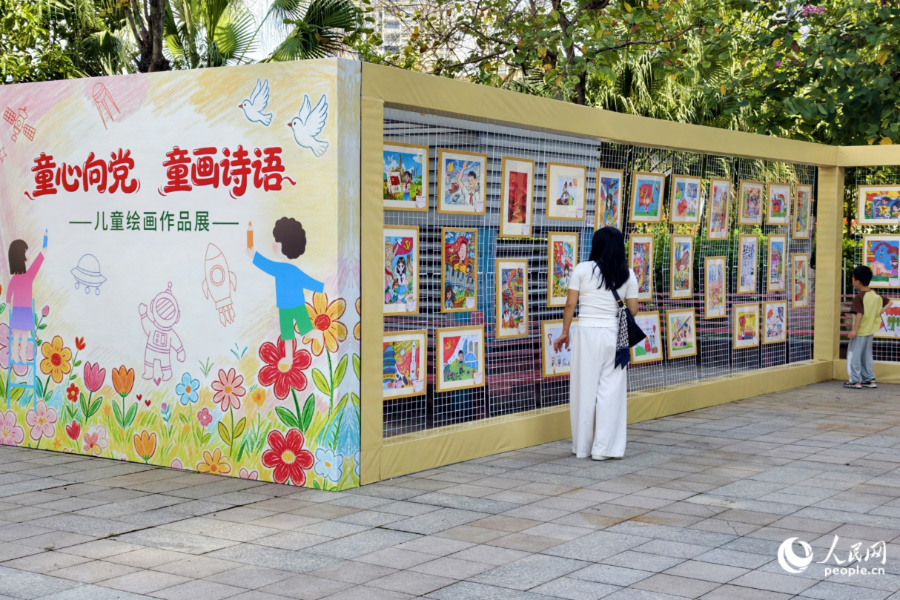“童心向党，童画诗语”儿童绘画作品展。人民网记者 陈博摄