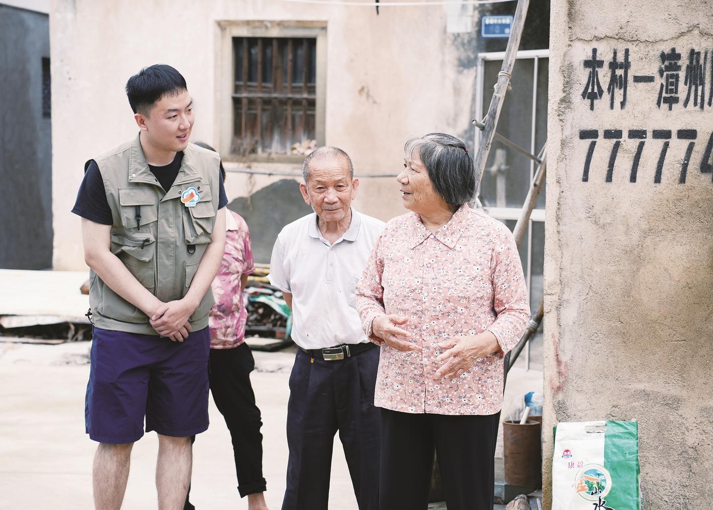 周宗阳、江巧珍接受采访