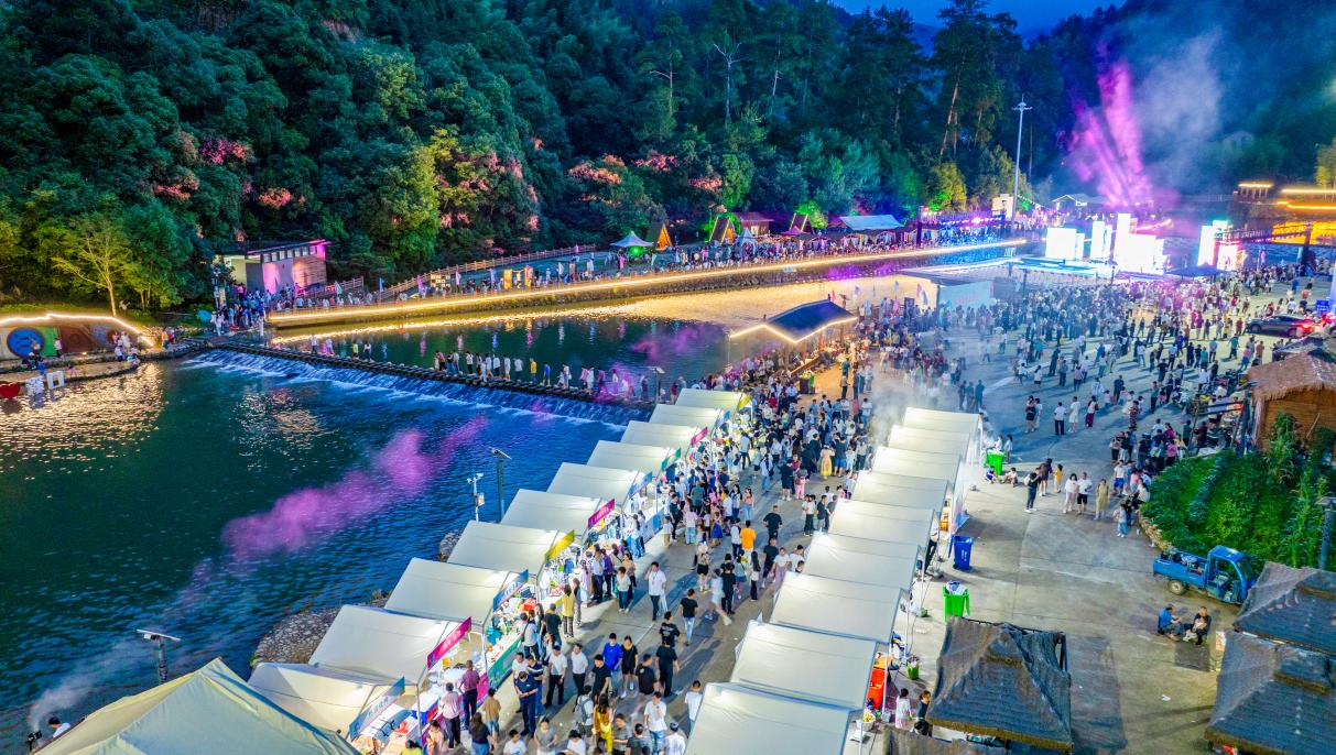 “水韻溪口”高山休閑文旅基地游人眾多。葉曉暉攝