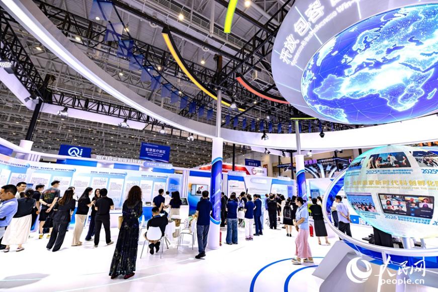 “金砖展”上，人潮涌动。人民网 杨灏昱摄
