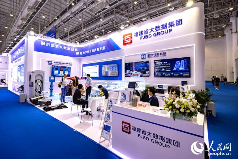 “金砖展”现场，福建企业吸引不少客商驻足参观。人民网记者 李昌乾摄
