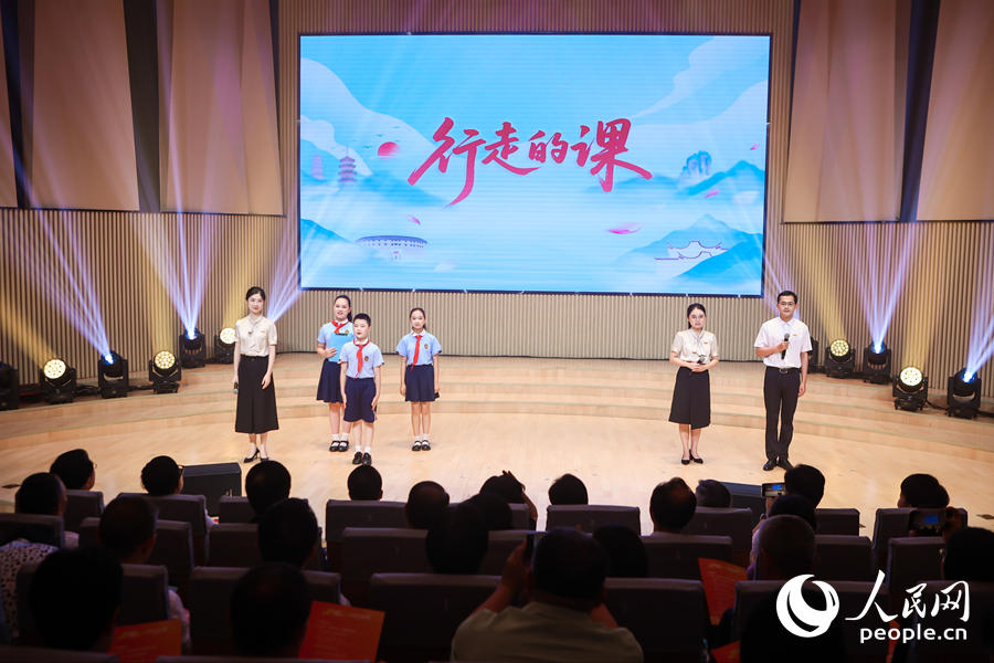 福州教育學院附屬第一小學師生生動演繹了新時代學校溫暖集體建設的感人事跡。人民網攝