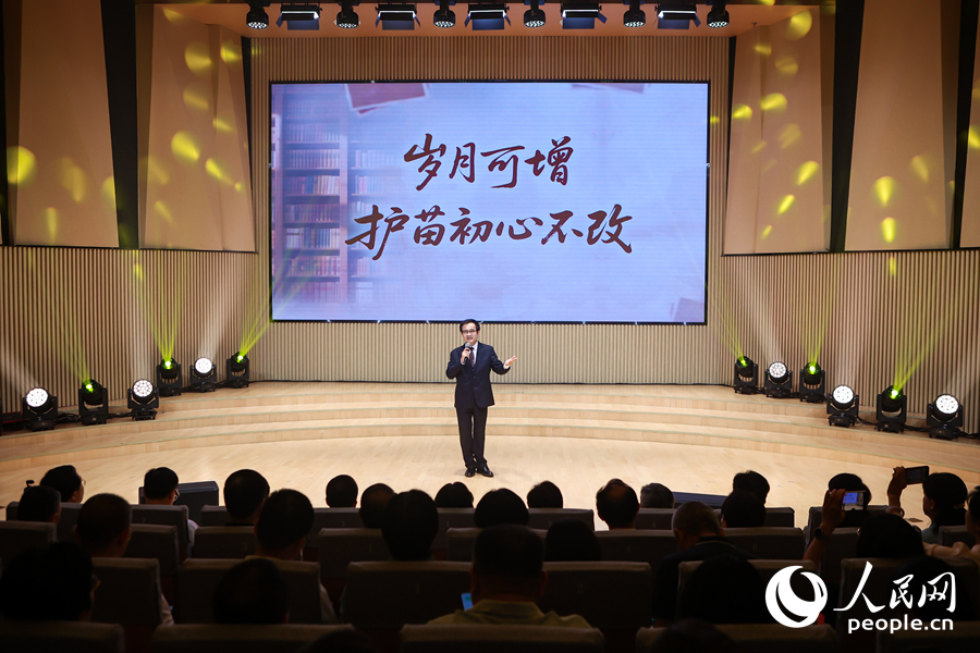 省關工委志願者代表唐鋼講述了以余熱護新芽、以大愛伴成長的“五老”情懷。人民網攝
