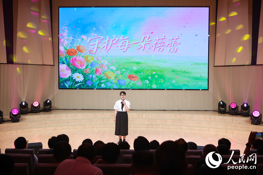 泉州市海西社工事業發展中心社工趙明講述“福佑蓓蕾、守望成長”的感人故事。人民網攝