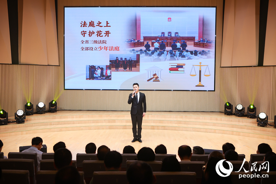 福州市委政法委干部鄭源發出以法為盾護航八閩少年未來的錚錚誓言，喚起全場共鳴。人民網攝