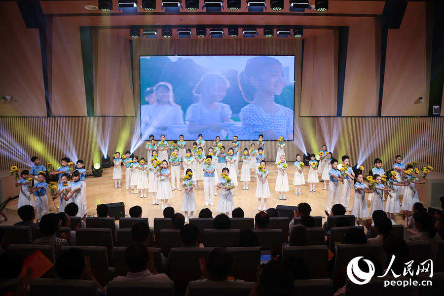 少年兒童深情演繹的歌曲《最好的未來》。人民網攝