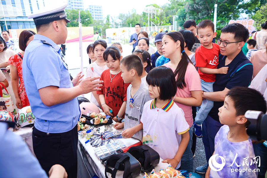 “向陽花開”市集吸引親子體驗。人民網攝