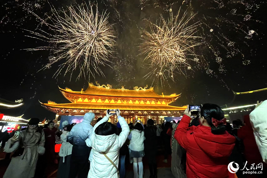 跨年夜在湄洲祖庙祈福的人们。人民网记者 林盈摄