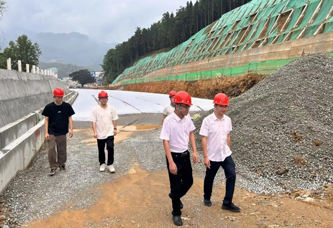 九都镇新老镇长在项目现场交接