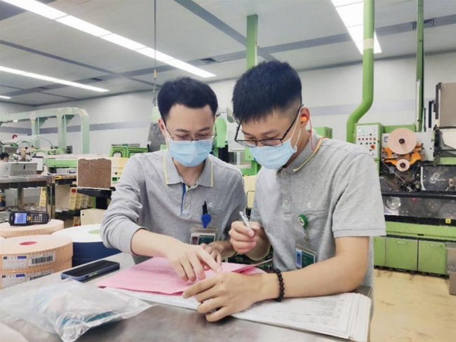 生产车间班组长与班组员工签订安全责任书，确保生产安全