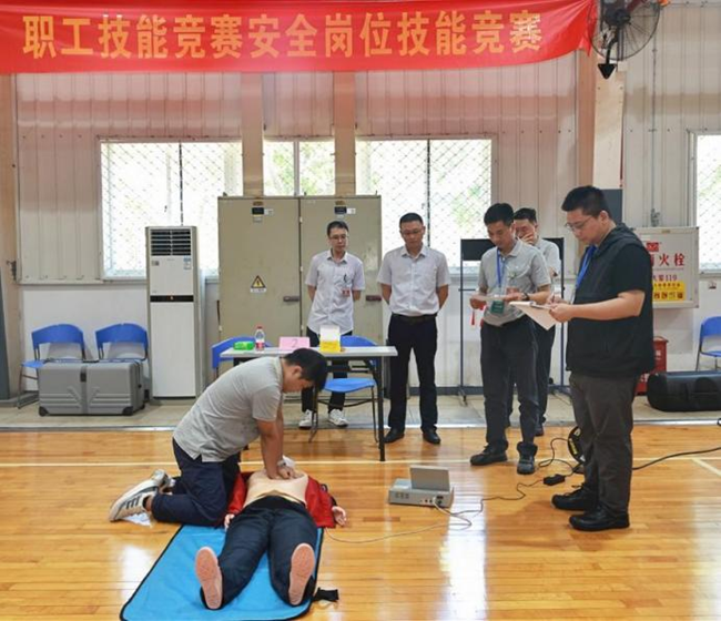 在安全岗位技能竞赛现场，员工进行心肺复苏实操比赛