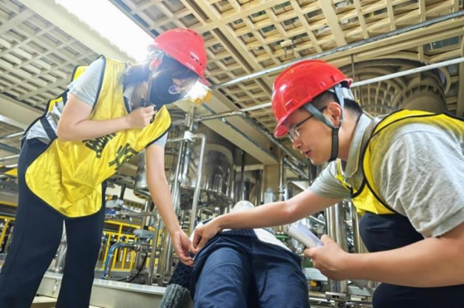 员工在“安全大侦探”主题活动中查找安全隐患，开展应急救援