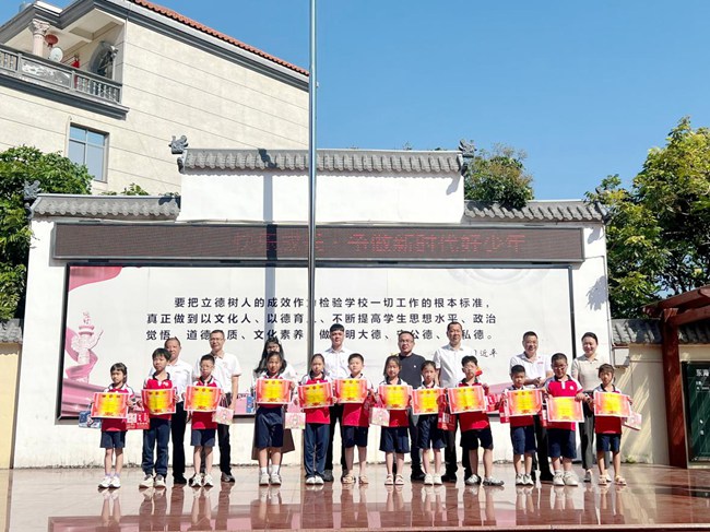 共建雙方代表為學生頒獎