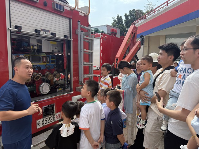 孩子們近距離參觀消防車、各類防護裝備和救援器材