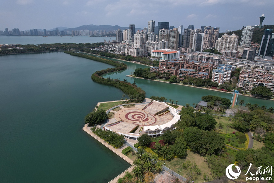 水清岸綠，廈門筼筜湖建設成為“美麗河湖”。人民網記者 陳博攝
