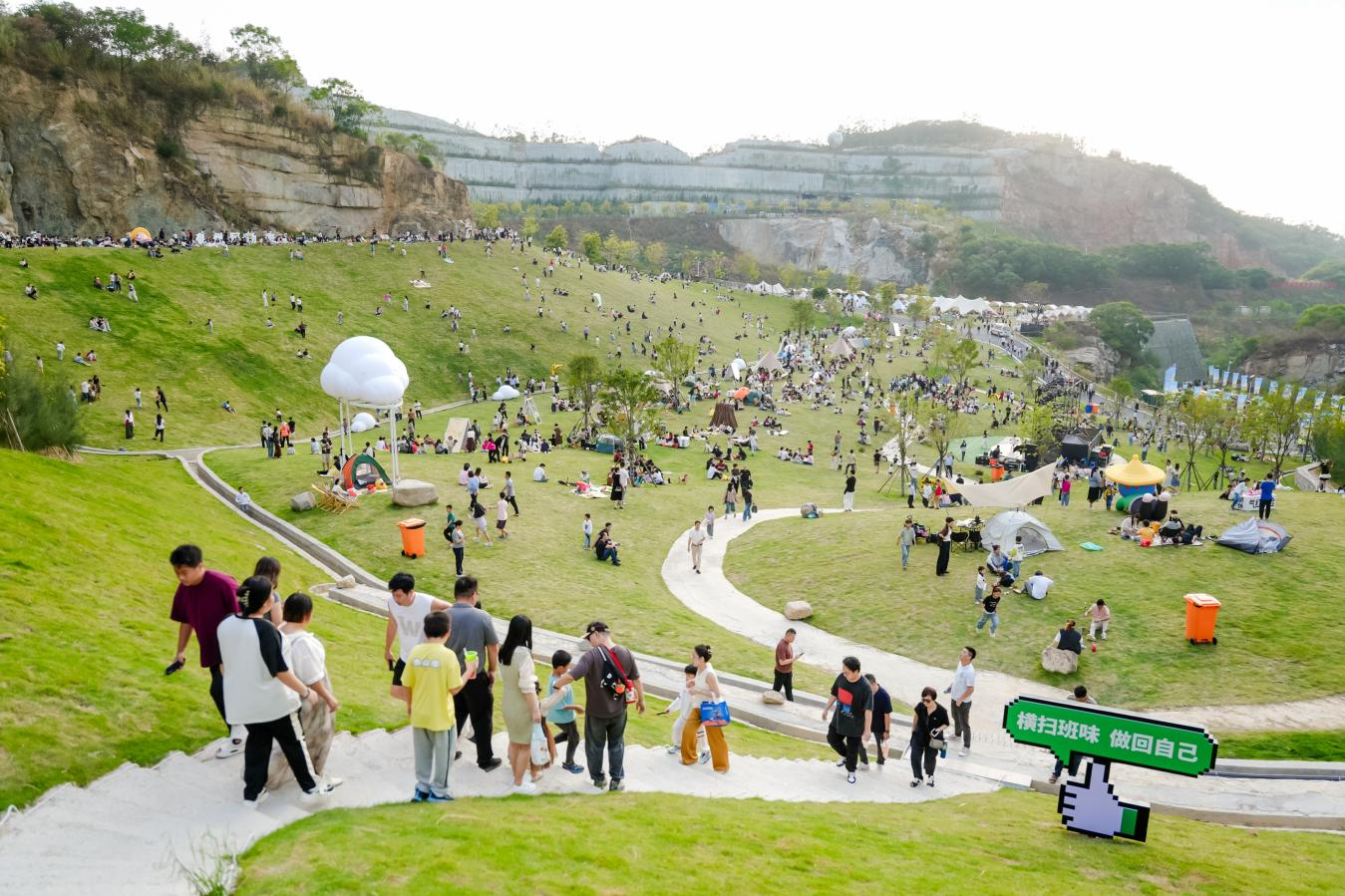 今年“五一”假期，“泉州阿勒泰”生態園區綠草如茵，游客在草坪上露營、休憩，放空身心，盡享假日慢生活。惠安縣委宣傳部供圖