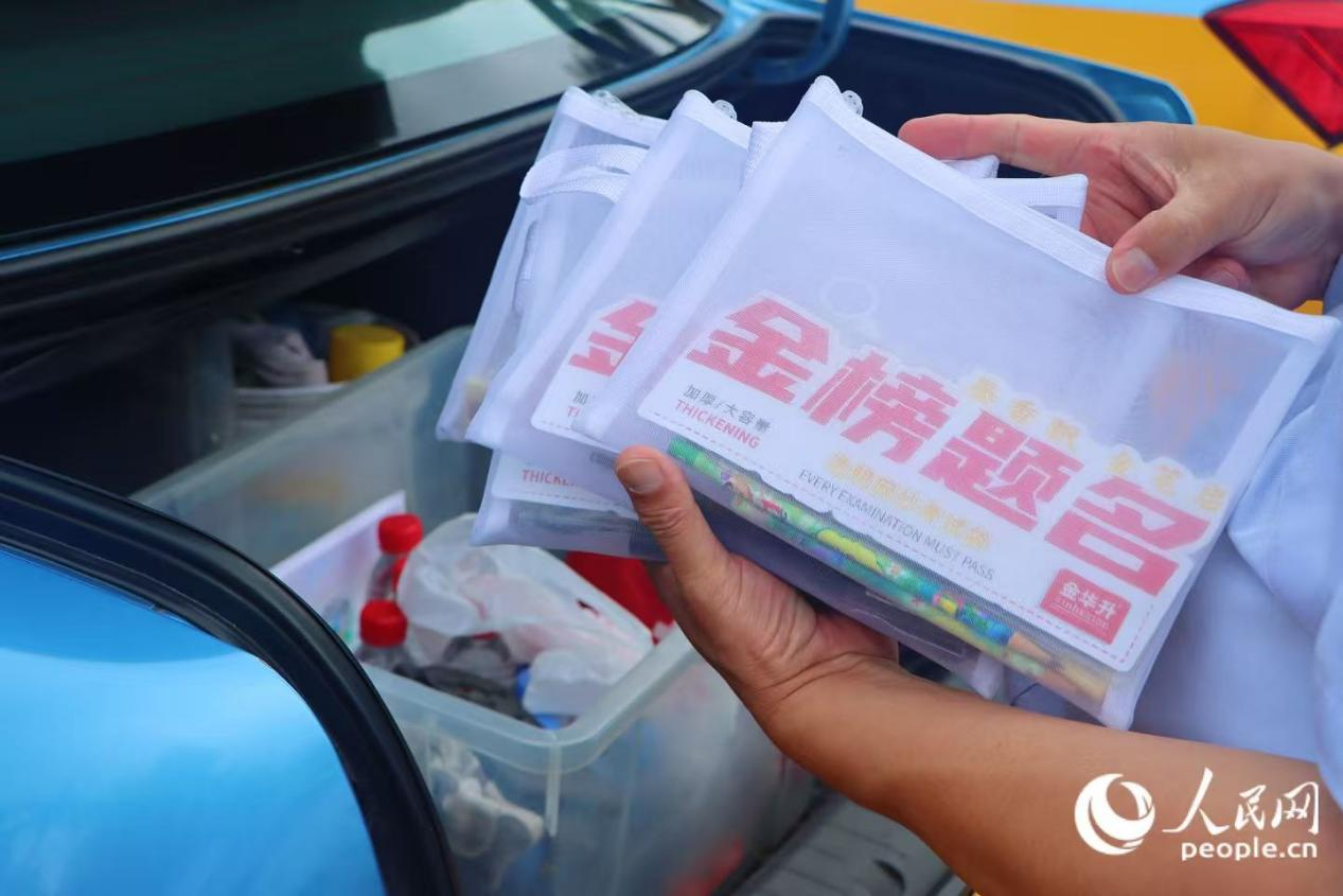 陳章宇為考生准備的文具。人民網 林銘賢攝