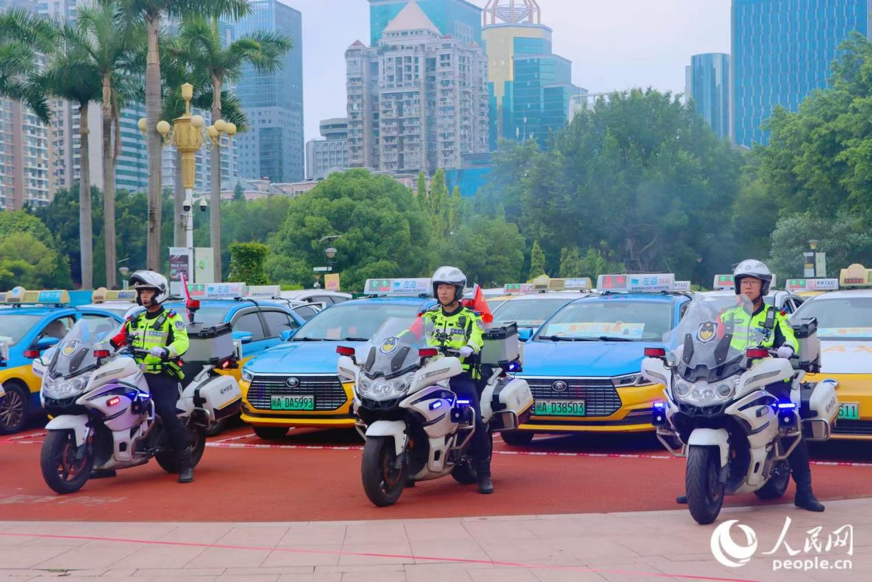 送考護考車輛集結就位。人民網 林銘賢攝