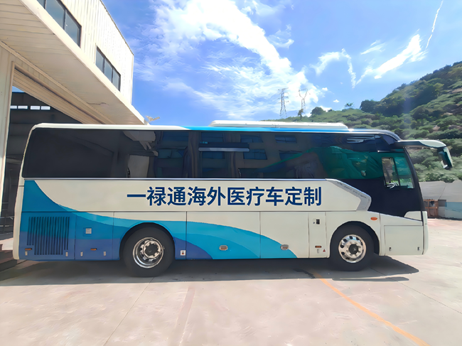 發往牙買加的定制醫療車。漳州開發區供圖