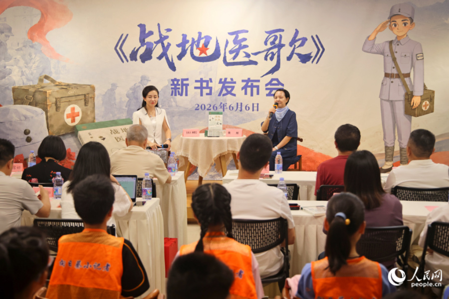 黄辉进行创作分享。人民网记者 陈博摄