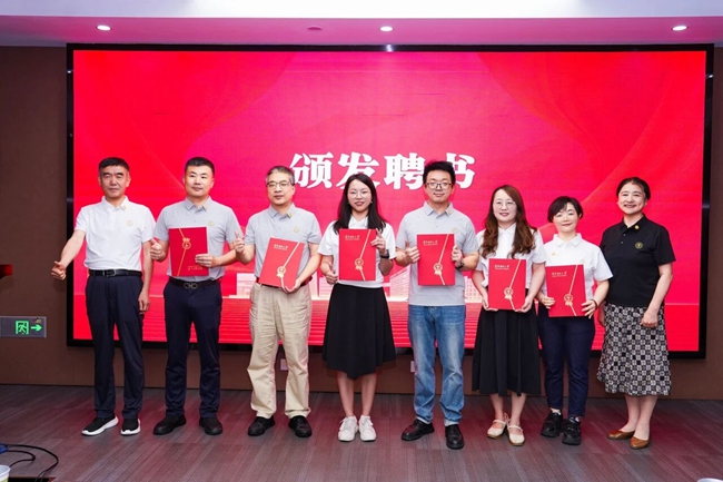 為首都醫科大學福建校友聯絡處第一屆理事會成員頒發聘書