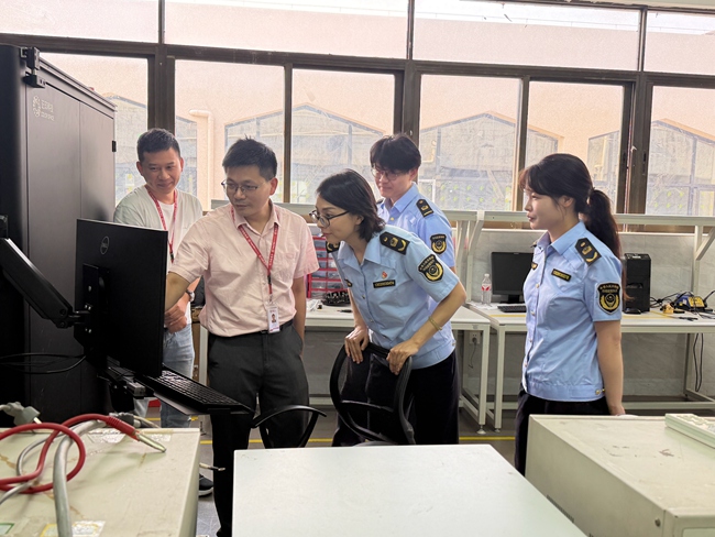 工作人員檢查現場