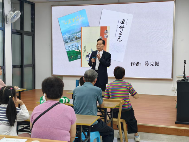 陳克振在銀發悅讀聯盟“祖孫共讀”活動中分享。中共安溪縣委老干部局供圖