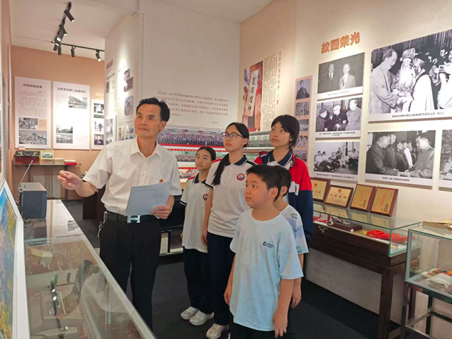 李美中在龍涓鎮為青少年講解。中共安溪縣委老干部局供圖