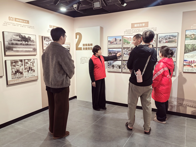 劉淑念在安溪博物館講解。中共安溪縣委老干部局供圖