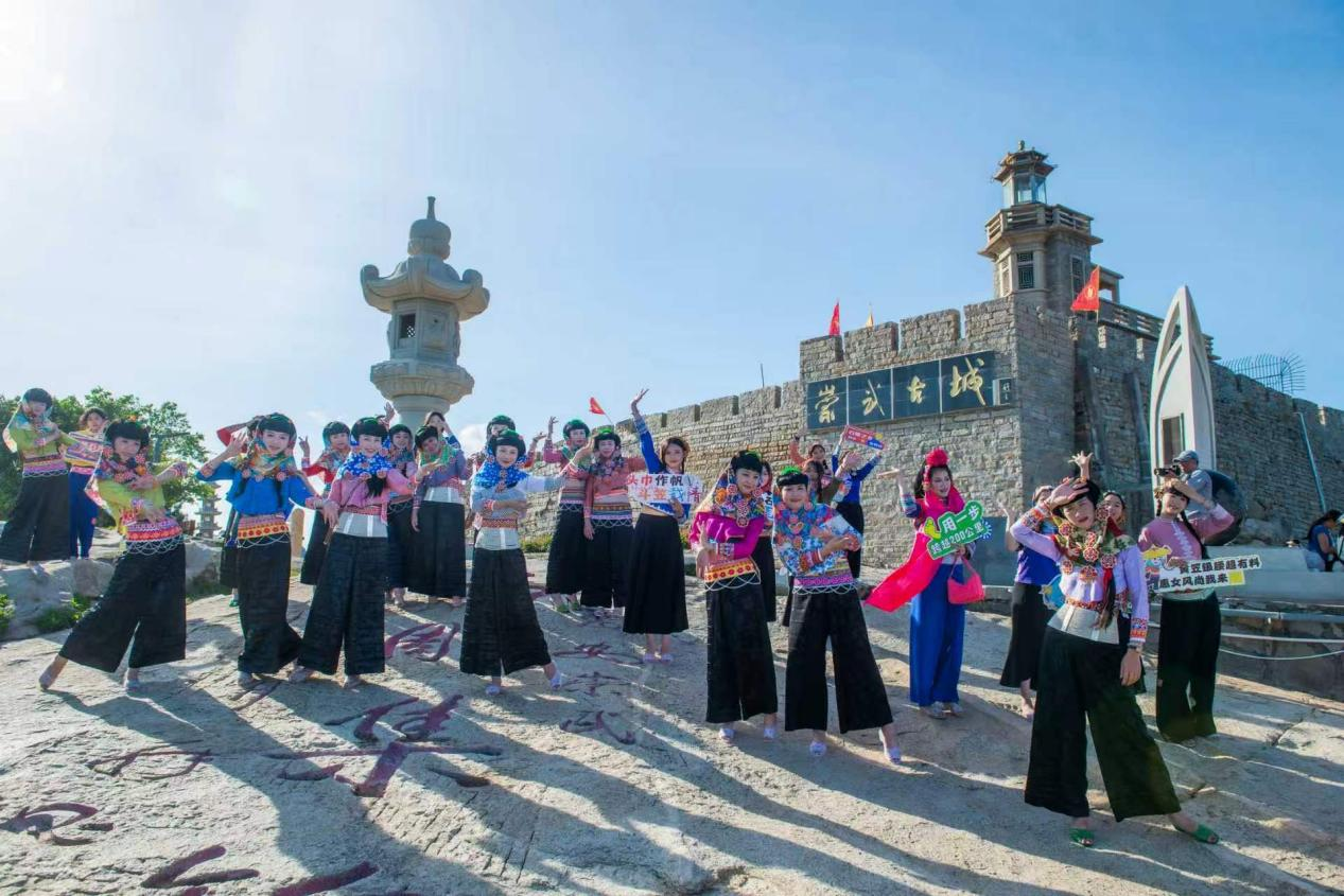 在崇武古城前进行服装展示的惠安女们。惠安县委宣传部供图