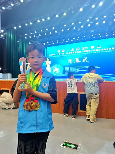 龙岩连城小学生站上国际脑力赛事冠军领奖台