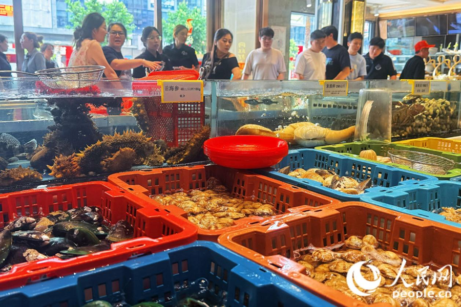 食客正在挑选当地海鲜。人民网 林铭贤摄