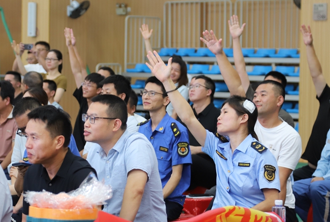 群众踊跃参加安全咨询日活动问答环节。漳州开发区供图