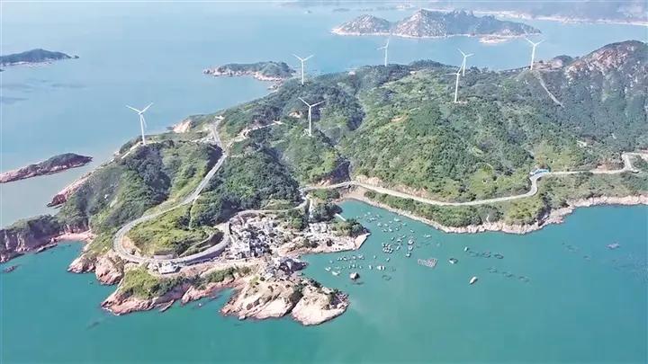 在霞浦大京風電場，一座座巨型白色風車組成一道亮麗的風景線。張羽攝