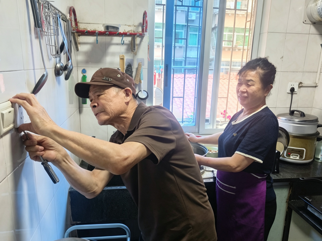 老黨員王振火義務到居民家中維修