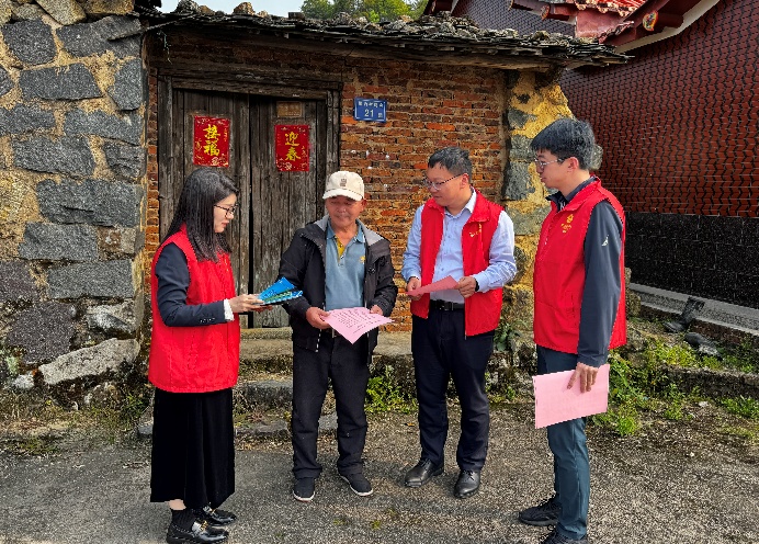 厦门国际信托党员志愿者们走村入户,送金融服务上门。