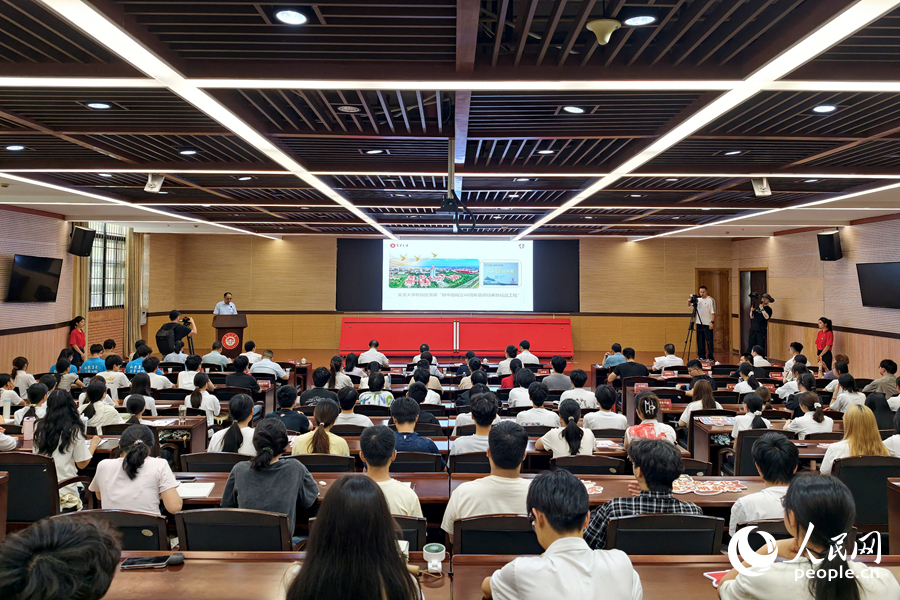《回望百年星火路 砥砺初心续华章》主题思政课现场。人民网记者 陈博摄