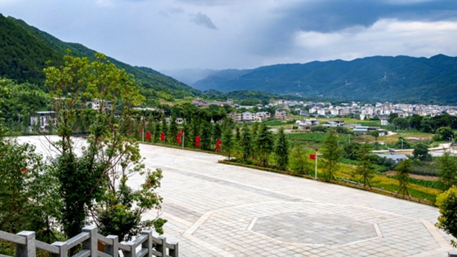 圖為鬆毛嶺戰役烈士紀念園，賽時可作為主會場舉辦起跑動員儀式，平日則可作為烈士瞻仰和村民休閑的場所