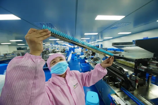 在銀海萬向醫用科技有限公司生產車間，工人對針管進行人工全檢。葉曉暉攝