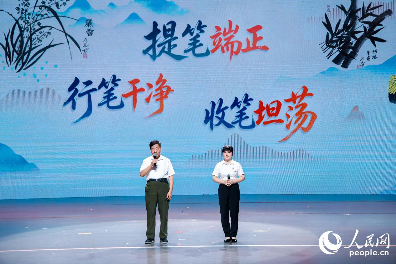 左允甘、黃蕾同台講述，再現老黨員左允甘離崗不離黨、退休不褪色的動人事跡。人民網攝