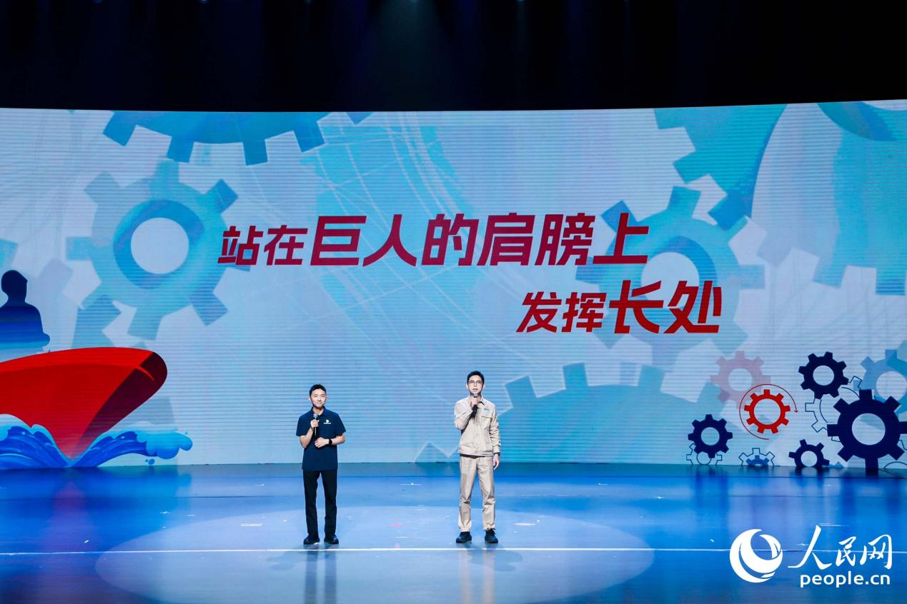 張達斌與黃宇升平行宣講《巨輪上的一顆鉚釘》。人民網攝