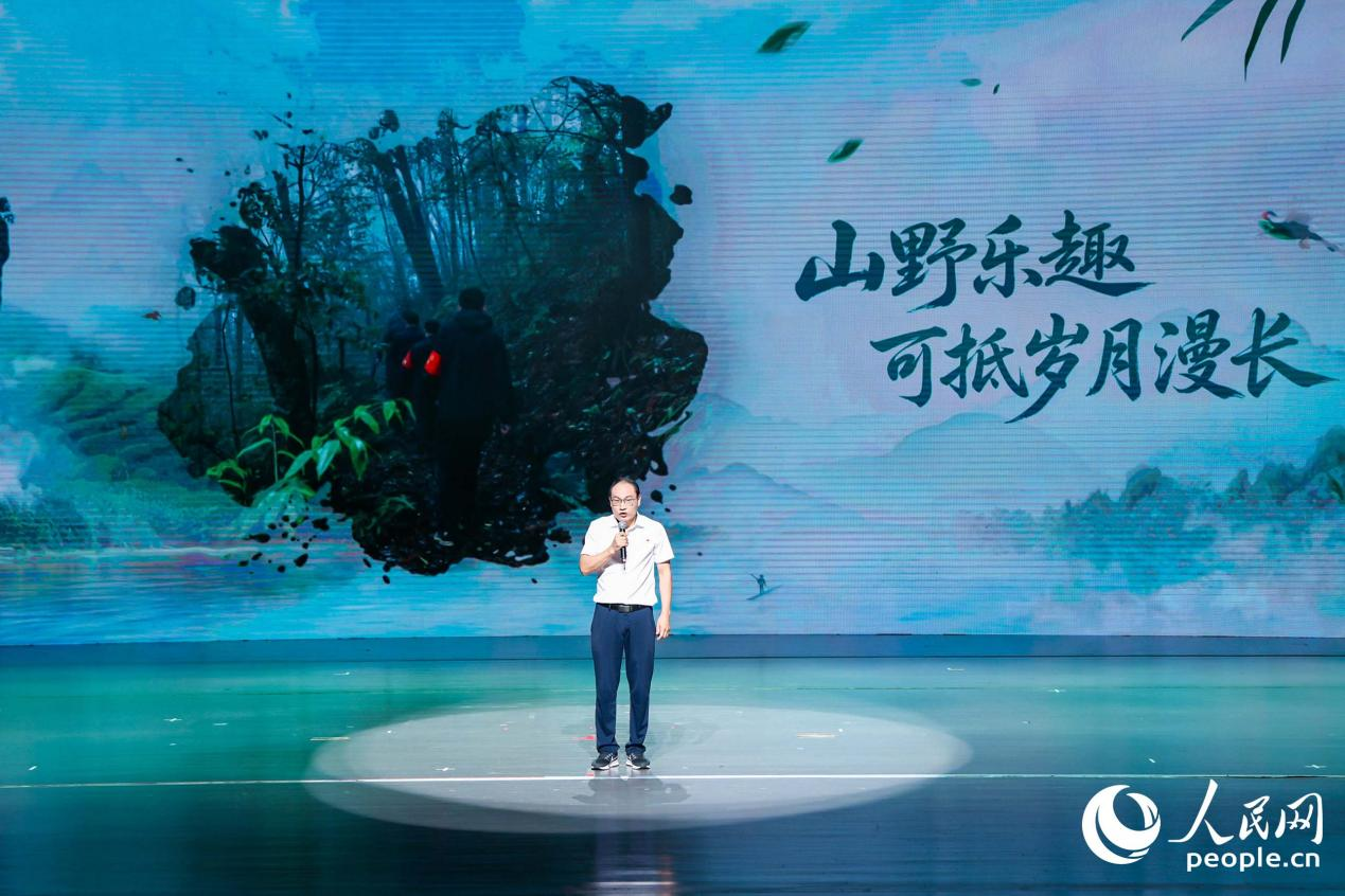徐自坤講述《人在草木間》。人民網攝