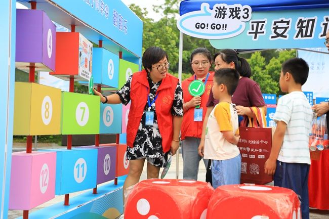 群众在欢声笑语中集章通关、赢取礼品