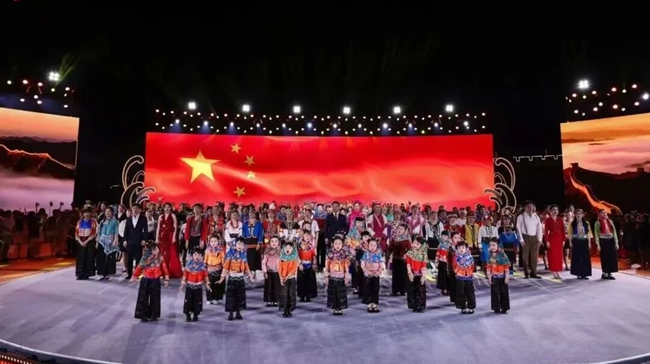 5月1日，“世界看见惠安”惠女繁花嘉年华主题晚会在崇武文化广场启幕