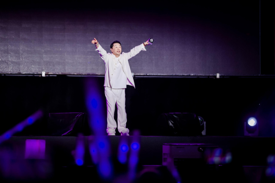 音乐会现场，姜鹏与观众们进行互动。鼓浪屿管委会供图